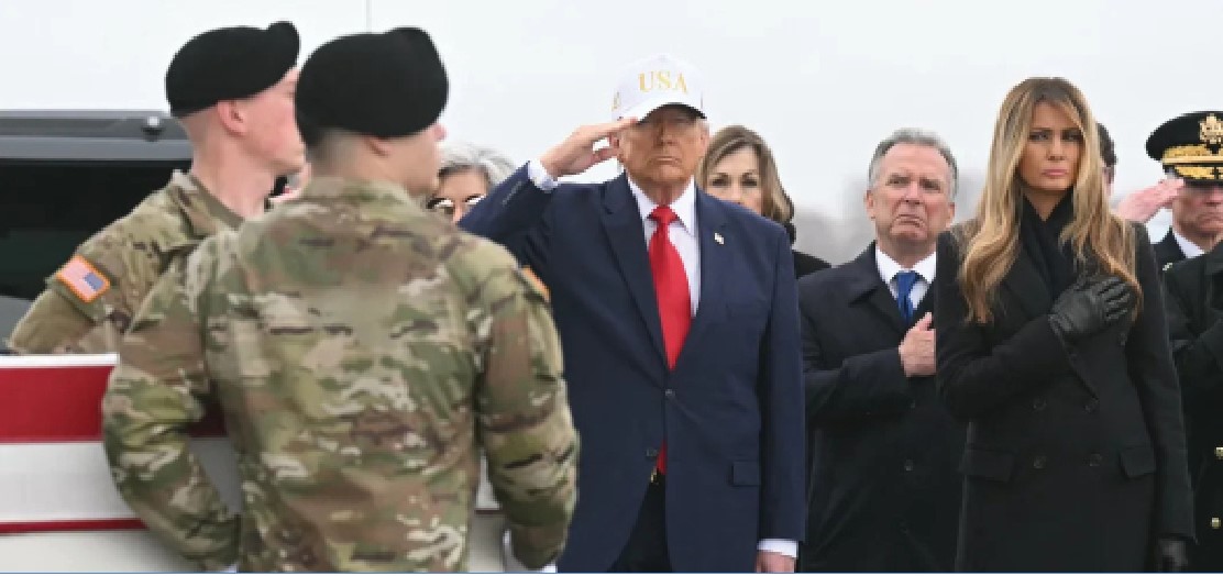 الرئيس الأمريكي دونالد ترامب يؤدي التحية العسكرية بينما يحمل أفراد من فريق الجيش الأمريكي نعشًا ملفوفًا بالعلم الأمريكي يحوي رفات الجندية الأمريكية الرقيب أول نيكول أمور، وذلك فى 7 مارس